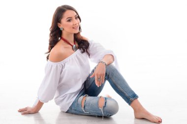 Stüdyo portre harika model güzel mücevher takıyor. W