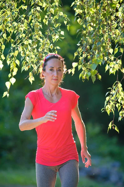 Uma mulher a correr ao ar livre. Fitness saudável estilo de vida mulher treino — Fotografia de Stock