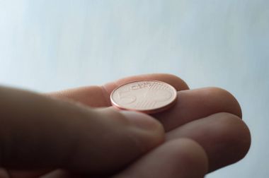 Euro sikke üzerinde parmak uçları