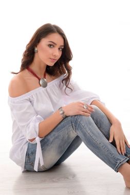 lüks Gümüş aksesuar ve mücevher takıyor oldukça uzun saç modeli