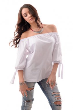 Lüks Gümüş aksesuar ve takı giyen genç uzun saç modeli. Kız Isolated beyaz arka plan üzerinde