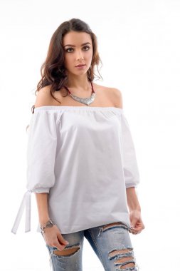 Yırtık kot ile beyaz elbise ve mücevher Gümüş aksesuar studio konumda poz ile giyen genç kadın arıyorum moda.