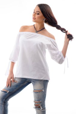 esmer modeli yırtık kot ve beyaz mini elbise Holding
