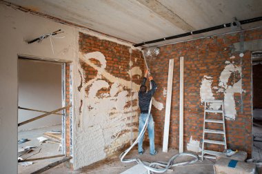 Plastering Walls with a plastering pump Machine