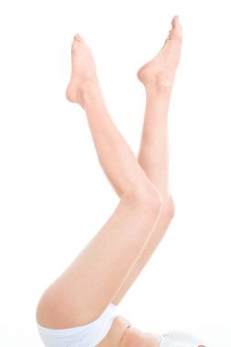 Bacaklarını kaldırdı onun arkasında yatan kadın