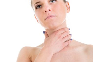 Boğaz ağrısı. Güzel genç kadın modeli el Touchi Close-Up