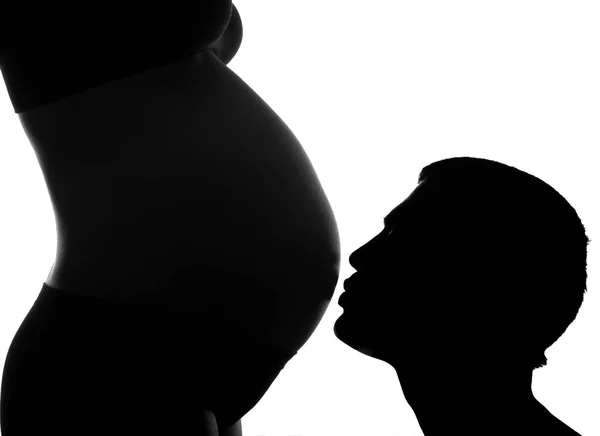 Echtgenoot van zoenen zwangere buik van zijn vrouw. Bekijk profiel silhoue — Stockfoto