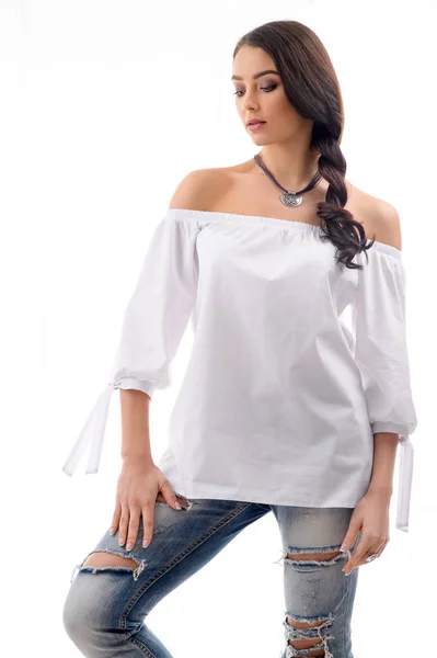 Módní ženský model nosit roztrhané džíny a bílé šaty wi — Stock fotografie