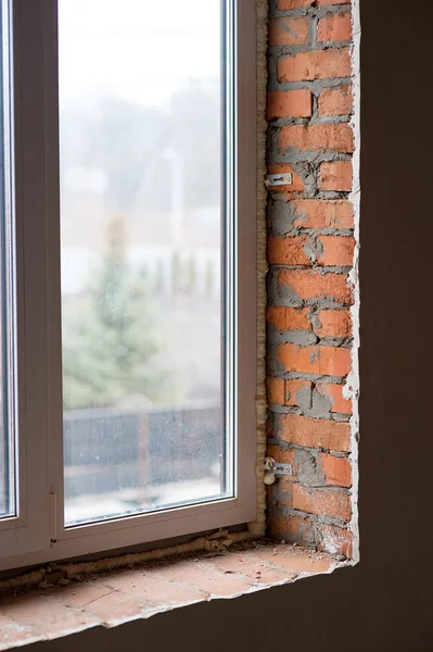 La ventana está instalada en una nueva casa sin terminar — Foto de Stock