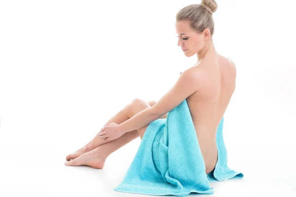 Retrato de una hermosa modelo femenina joven posando en toalla azul — Foto de Stock