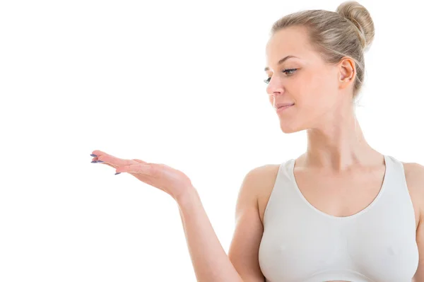 Ragazza che mostra qualcosa con il palmo della mano aperta sorridente. Donna felice. — Foto Stock