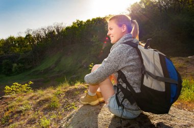 mutlu sportif kadın Gezgin rahatlatıcı portresi. Kadın modeli b