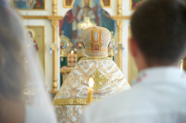 Ortodoks kilisesinde bir düğün töreni. Yeni evli çift fr