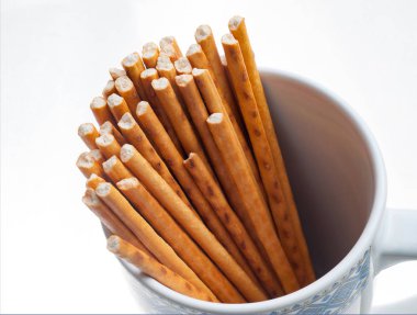 bir fincan beyaz arka plan üzerinde sopa closeup Üstten Görünüm