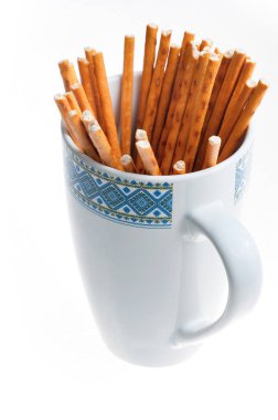 tuzlu kraker sopaları beyaz bir fincan