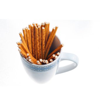 tuzlu kraker sopa bir beyaz fincan izole