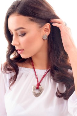 Muhteşem bir kadın modeli uzun kahverengi saçlı, taze Kayak portresi