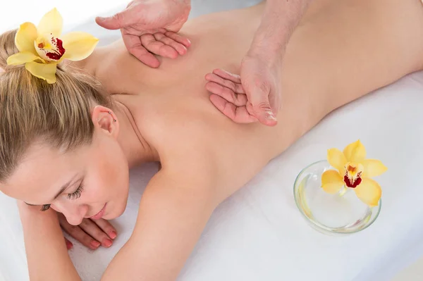 Spa beyaz arka plan üzerinde tedavi masaj almak kadın — Stok fotoğraf