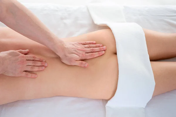 Draufsicht einer professionellen Masseurin, die weiblichen Rücken massiert — Stockfoto