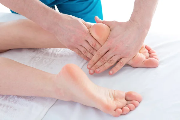 Vértes láb masszázs fehér, alternatív terápia a fogadó. — Stock Fotó