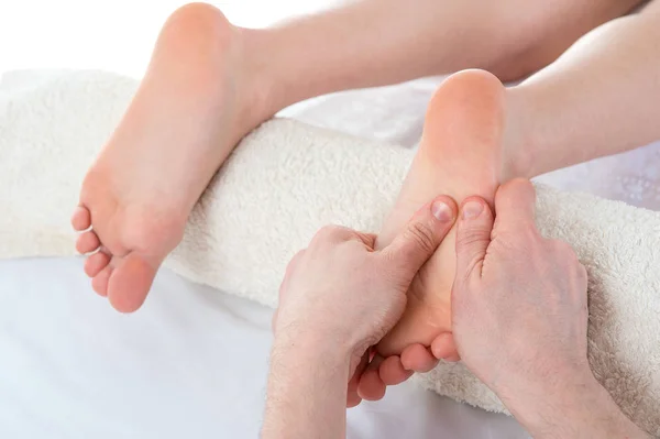 Terapeuta haciendo masajes de acupresión en los pies. Masajes y osteópata — Foto de Stock
