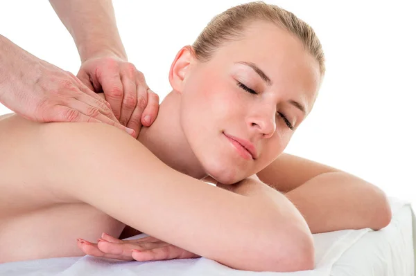 Jovem mulher recebendo massagem no ombro em terapia consultório médico — Fotografia de Stock