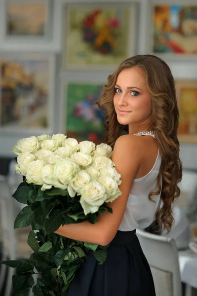 흰 꽃의 부케와 함께 아름 다운 갈색 머리 젊은 소녀. 난 — 스톡 사진