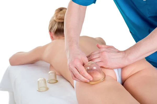Fisioterapeuta fazendo massagem em consultório médico com vácuo chupar — Fotografia de Stock