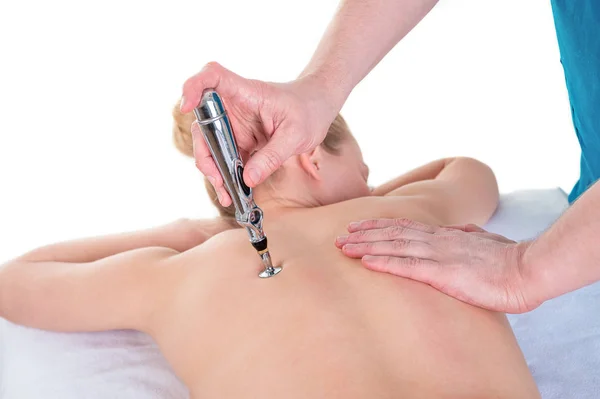 Physiotherapeut macht Rückenmassage in Arztpraxis mit Elektro — Stockfoto