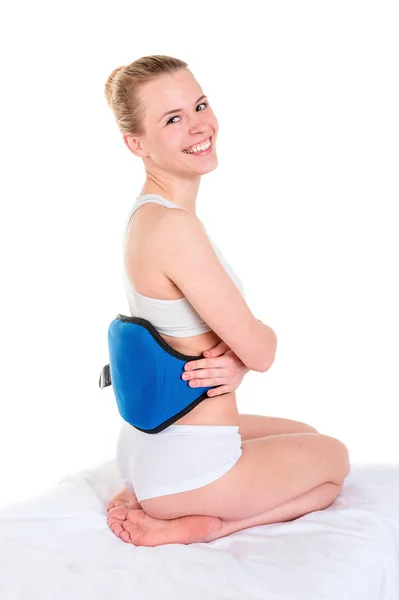 Mujer feliz haciendo masaje con cinturón de masaje eléctrico vibrante — Foto de Stock