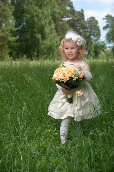 少女と白いドレスで花嫁の若い娘 — ストック写真
