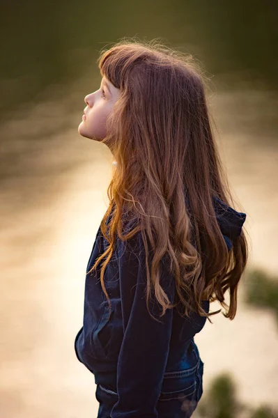 Fiatal tini barna lány könnyes a szeme, s hosszú haj — Stock Fotó