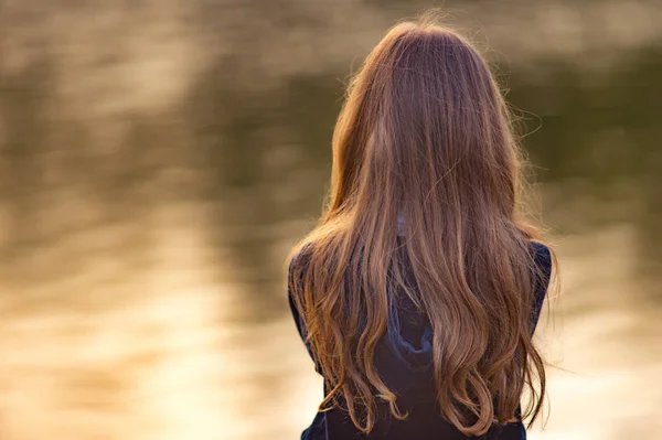 長い髪に敵対水 ba と十代のブルネットの少女 — ストック写真