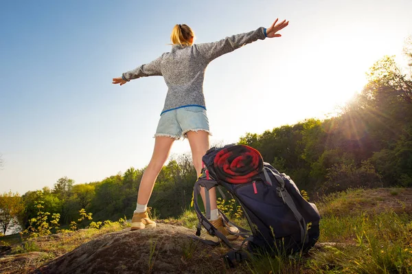 Baksidan på lycklig sportig kvinna avkopplande i solen stråla. Traveler F — Stockfoto