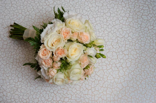 Closeup Wedding bouquet with white and pink roses, top view — Stock Photo, Image