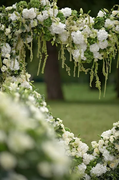 Arch White Flowers Wedding Decoration Outdoors — Stock Photo, Image