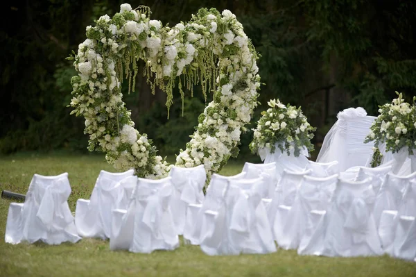 Place decorated for the wedding ceremony with heart arch — Stock Photo, Image