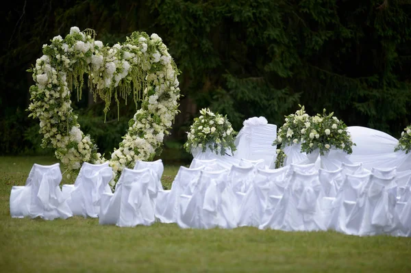 Place decorated for the wedding ceremony with heart arch from wh — Stock Photo, Image