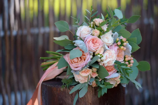 Pink and white roses bunch on stump — Stock Photo, Image