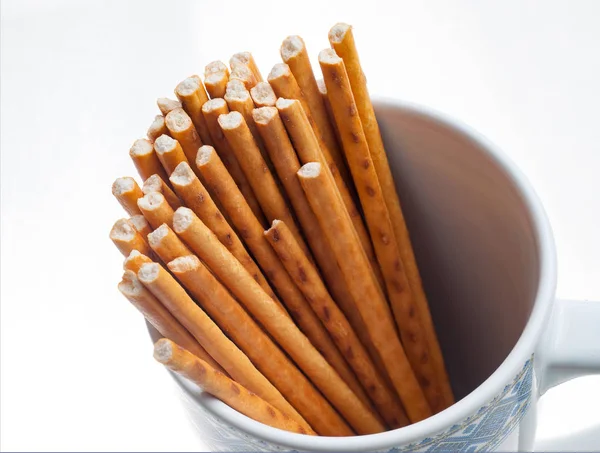 Gros plan vue de dessus des bâtons dans une tasse sur fond blanc — Photo