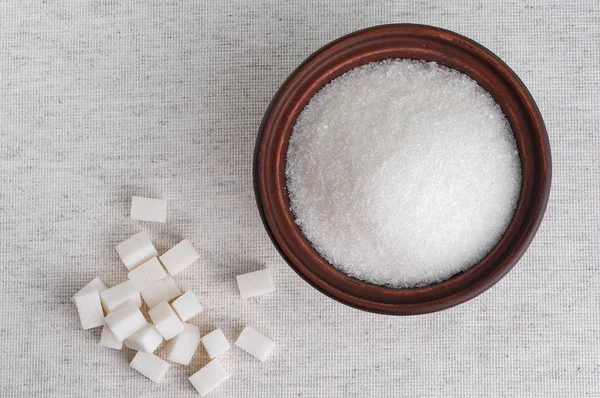 Cuenco de azúcar granulado blanco y azúcar refinada, vista superior — Foto de Stock