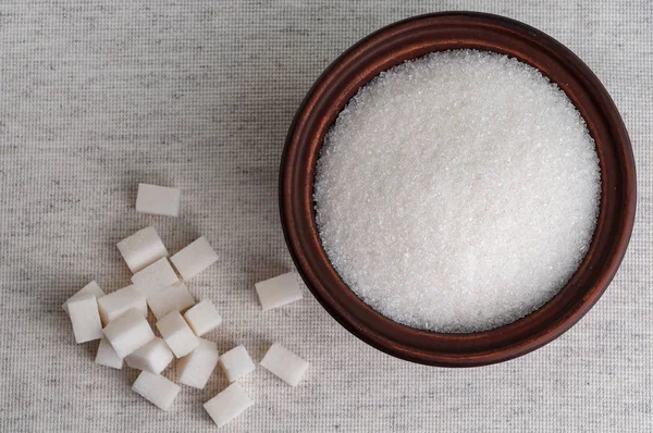 Azúcar blanco refinado y tazón de azúcar granulado, primer plano v —  Fotos de Stock