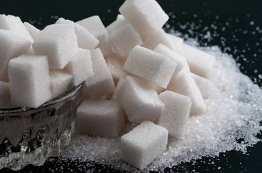 Şeker siyah yüzey üzerinde iki tür