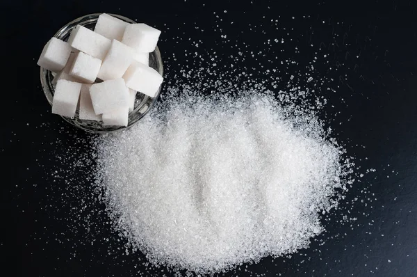 Azúcar blanco sobre fondo negro — Foto de Stock