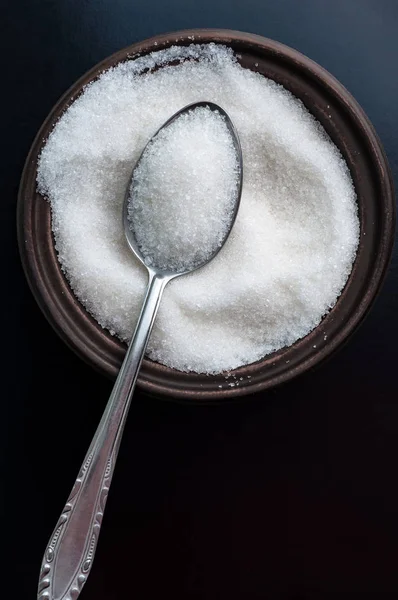 Draufsicht auf weißen Zucker in Schüssel isoliert auf schwarz. Nahaufnahme — Stockfoto