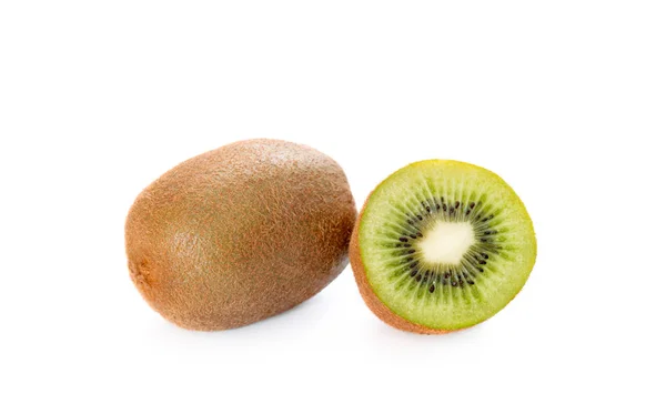 Coapte fructe întregi kiwi și jumătate kiwi fructe izolate pe spate alb — Fotografie, imagine de stoc