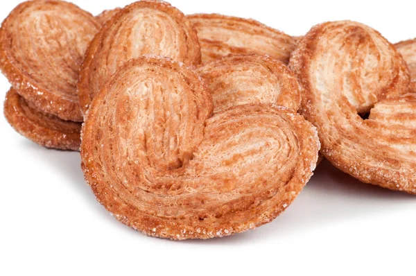 lezzetli kalp şekli tanımlama bilgilerini beyaz zemin üzerine pişmiş