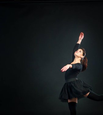 Güzel kadın balet siyah arka plan üzerine