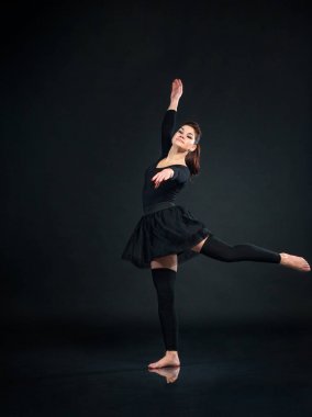 Güzel kadın balet siyah arka plan üzerinde dans