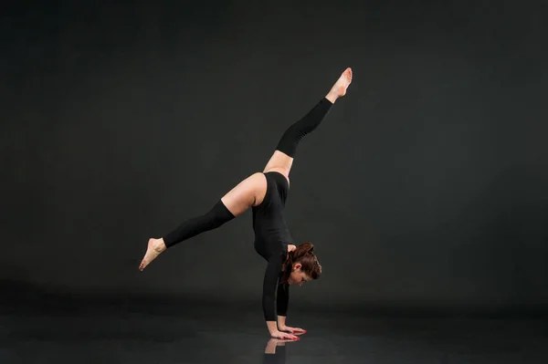 Fitness Woman Training Dark Studio Young Girl Posing Black Background — Stock Photo, Image